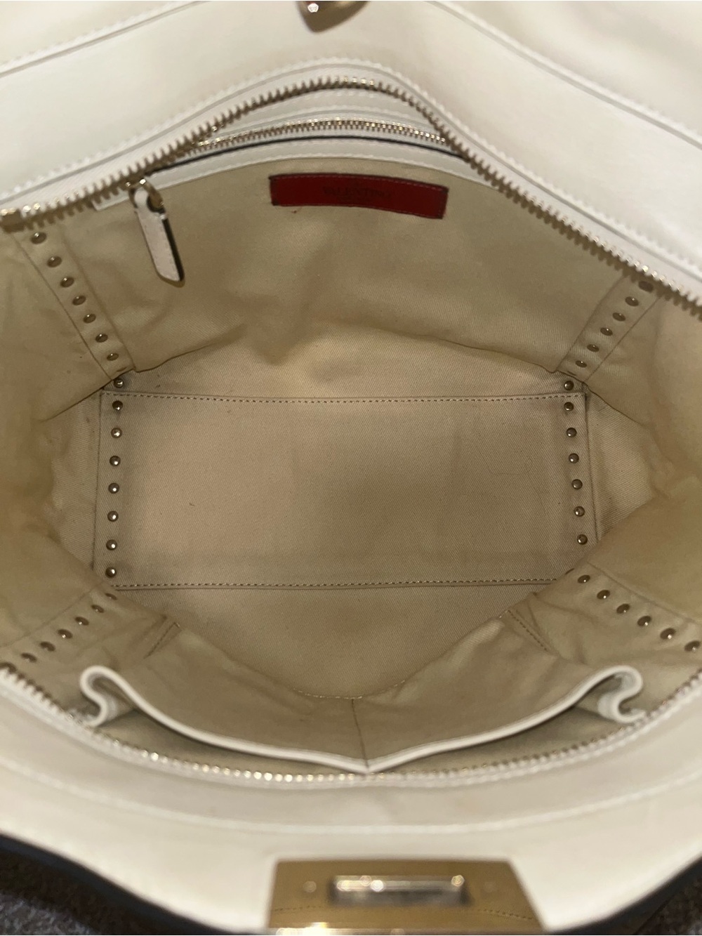 Valentino Garavani Cream Leather Rockstud Trapeze Tote - Picture 13 of 16